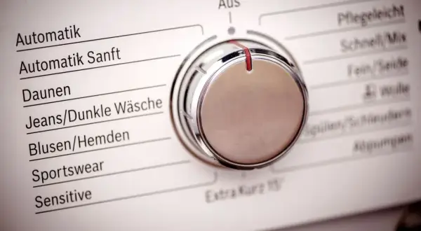 Pokrętło pralki Whirlpool z oznaczeniami programów: Automatik, Daunen, Jeans/Dunkle Wäsche. Instrukcja obsługi i symbole.