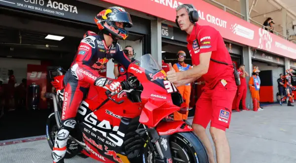 Piloto Pedro Acosta con su moto GasGas en el Mandalika Circuit. Un miembro del equipo le da el visto bueno.