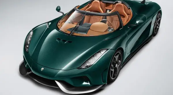 Zielony Koenigsegg Regera z beżowym wnętrzem, prezentujący swoje karbonowe nadwozie.