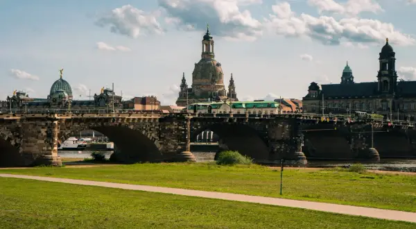 Most znany jako "Biały Cud" w Dreźnie, z widokiem na Frauenkirche i inne zabytki. Trasa spacerowa wzdłuż rzeki Łaby.