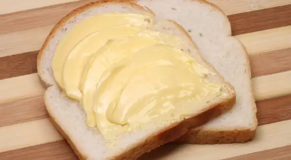 Czym smarować chleb przy wysokim cholesterolu? Zdrowe alternatywy, które działają