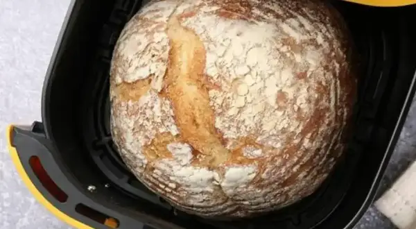 Apetyczny chleb z airfryer, z chrupiącą skórką i delikatnym wnętrzem, gotowy do podania.