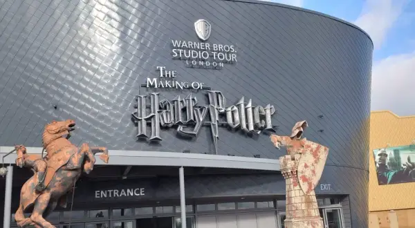 Warner Bros. Studio Tour London – The Making of Harry Potter. Dwie rzeźby, rycerz na koniu i postać w kapturze, przed wejściem. Londyn atrakcje Harry Potter.
