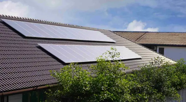 Paneles solares en tejado, captando energía solar incluso en días nublados.
