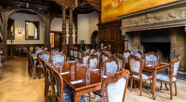 Gdzie zjeść w Mosznej? Odkryj najlepsze restauracje i kawiarnie