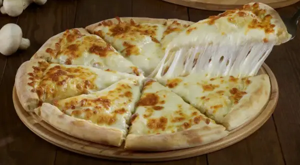 Gorąca pizza z ciągnącą się mozzarellą, idealna na ciepło.
