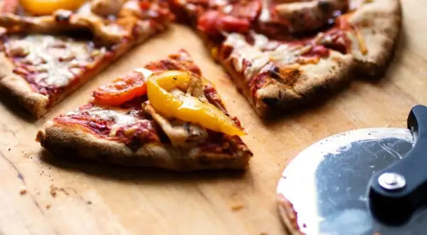 Z czym pizza domowa? Odkryj najlepsze składniki i połączenia