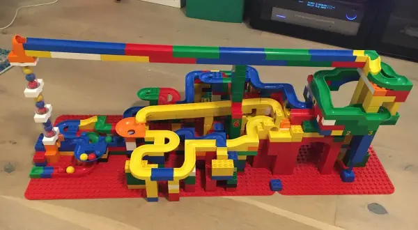 Bunte Duplo Kugelbahn mit vielen Kurven und Rampen. Tolle Duplo bauen Ideen für stundenlangen Spielspaß.