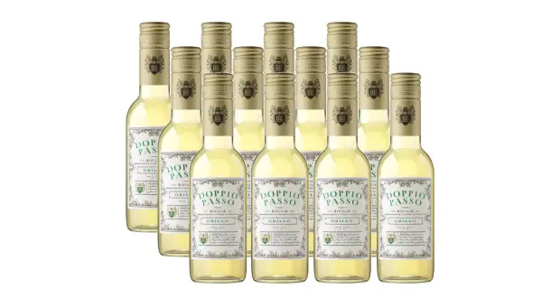 Zehn Flaschen Weißwein, die Rebsorte Grillo ist auf dem Etikett zu sehen.