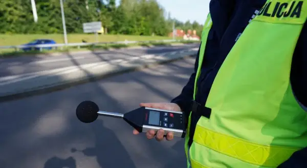 Policjant mierzy poziom hałasu. Sprawdza, ile decybeli może mieć auto, by nie przekraczać norm.