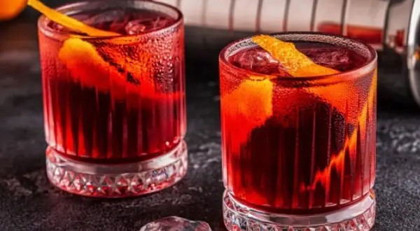 Najlepsze drinki z winem, które zaskoczą Twoich gości i ożywią imprezę