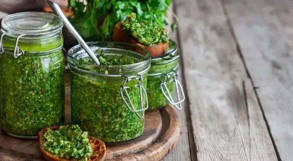 Pesto bez pinioli? Odkryj tanie i smaczne zamienniki!