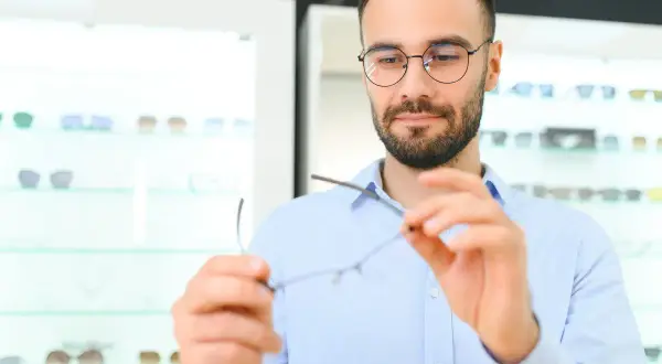 Astygmatyzm: Okulista czy optometrysta? Kto pomoże Ci najlepiej?