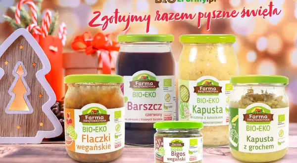 Słoiki z kiszonkami i sokiem BIO od Farmy Świętokrzyskiej na tle świątecznych dekoracji.