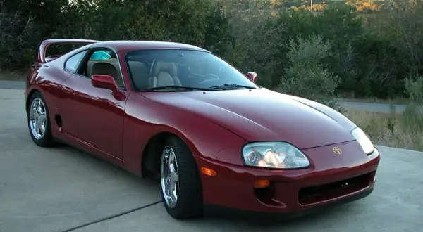 Toyota Supra pod maską: jaką mocą dysponują silniki sportowego coupé?