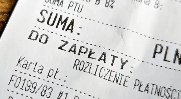 Fragment paragonu z napisem "SUMA", "DO ZAPŁATY" i "ROZLICZENIE PŁATNOŚCI".