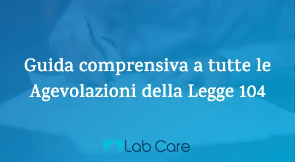 Guida completa alle agevolazioni della Legge 104. Mano che scrive su un foglio.