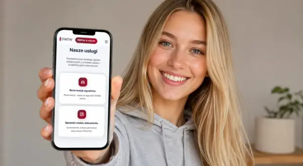 Uśmiechnięta kobieta pokazuje telefon z aplikacją PWPW. Na ekranie widnieje opcja "Rezerwacja egzaminu", która ułatwia zapis na egzamin teoretyczny w WORD online.