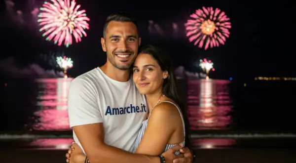 Coppia abbracciata sulla spiaggia con fuochi d'artificio rosa e verdi sullo sfondo. Un'idea perfetta per cosa fare a Ferragosto.