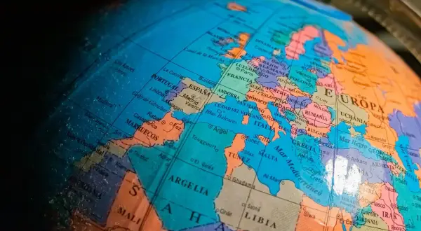 Mapa świata na globusie, ukazujący Europę i Afrykę. Różnorodność kultur i religie świata odzwierciedlone w geografii.