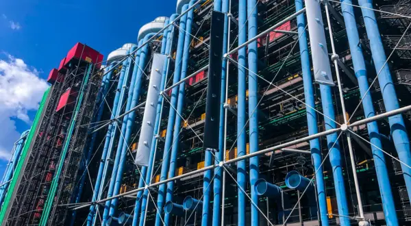 Widok z dołu na kolorowe rury i konstrukcję budynku Centrum Pompidou w Paryżu.