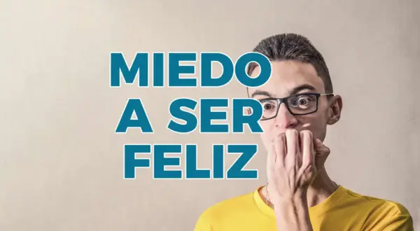 Un joven con expresión de **miedo a ser feliz**, se muerde las uñas. El texto "Miedo a ser feliz" aparece superpuesto.