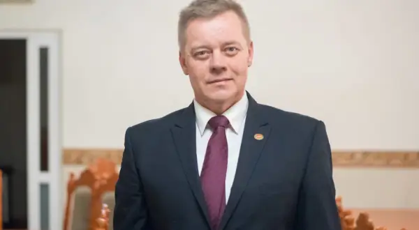 Mężczyzna w garniturze i krawacie, przewodniczący rady osiedla.
