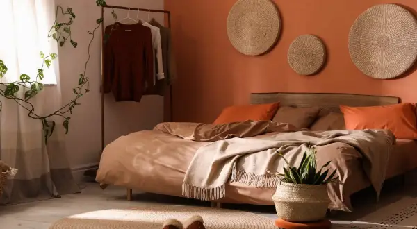 Co nad łóżkiem w sypialni? Pomysły, trendy i porady eksperta