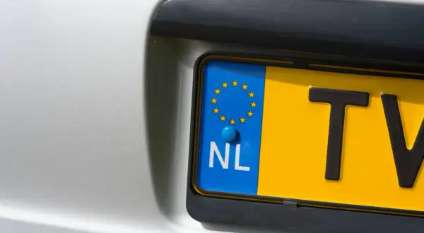 Holenderska tablica rejestracyjna z symbolem UE i literami "NL", część numeru "TV" widoczna. Zarejestrowane przez RDW.