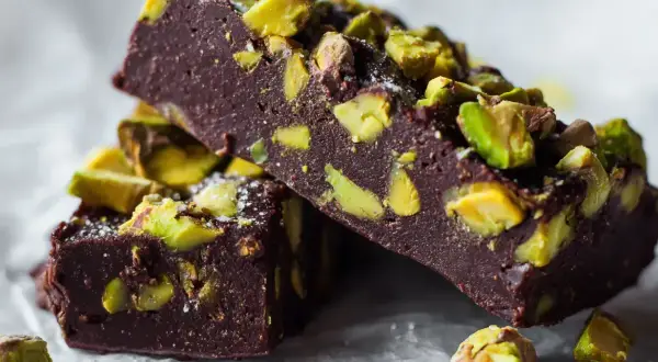 Chokladfudge med pistagenötter, perfekta för roliga saker att baka hemma.