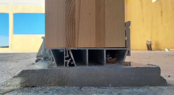 Detalle de cómo poner suelo de madera sobre cemento, mostrando la estructura de aluminio y madera sobre una base de hormigón.