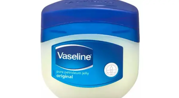 En burk med Vaselin, perfekt för att återfukta huden eller som skyddande barriär. Använd vaselin i ansiktet för extra mjukhet.