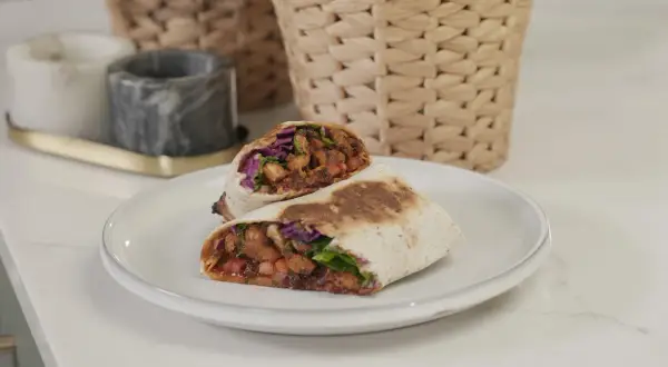Pyszny, soczysty fit kebab z kurczakiem i warzywami, podany na talerzu. Idealny na szybki i zdrowy posiłek.