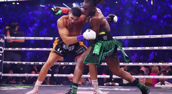 Tommy Fury i KSI i boxningsringen. Publiken jublar när Tommy Fury levererar en slagserie.