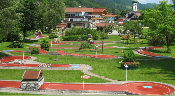 Grüne Wiesen und rote Bahnen laden zum Minigolf in Wiehl ein. Ein idyllischer Ort für Spaß und Spiel.