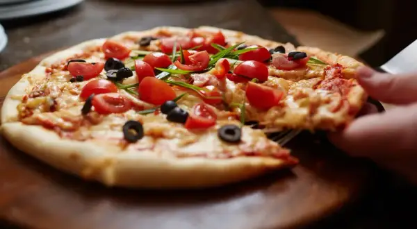 Ile waży kawałek pizzy? Zaskakujące różnice w gramach!