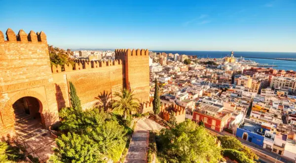 Vista panorámica de Almería capital, con su Alcazaba y el mar Mediterráneo. Un lugar ideal para visitar.