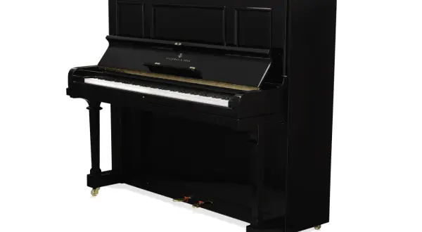 Czarny, błyszczący fortepian pionowy Steinway & Sons z widocznymi klawiszami i pedałami.