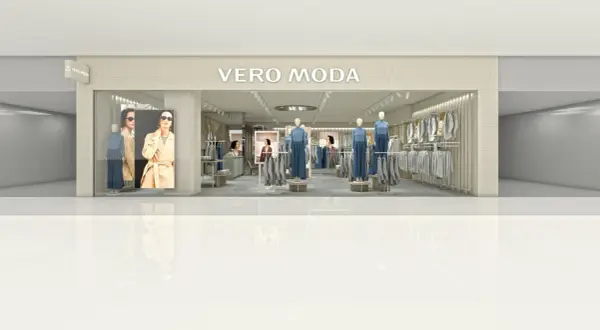 Vero Moda nyheter visas i en ljus och modern butik med skyltdockor och kläder på galgar.