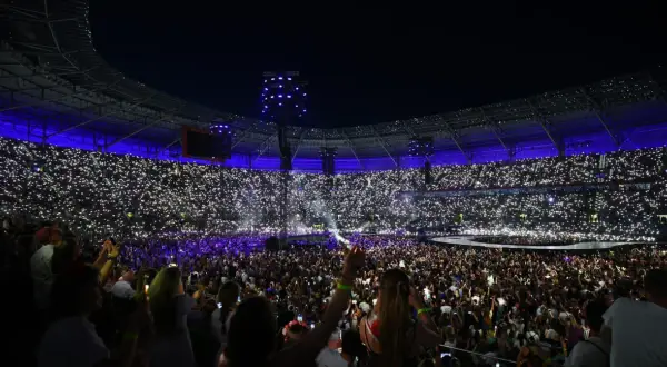 Tysiące fanów z zapalonymi telefonami tworzą gwieździste niebo na koncercie sanah we Wrocławiu.