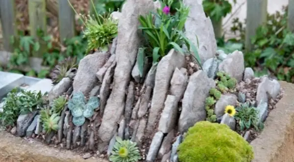 Kleine Felsenlandschaft mit Sukkulenten und Moos. Tolle Steingarten Ideen für ein Miniatur-Gebirge.