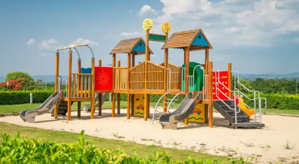 Czym wysypać plac zabaw, aby zapewnić bezpieczeństwo dzieciom?