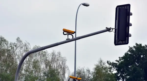 Dwie kamery monitorują skrzyżowanie, pokazując, jak działa rejestrator przejazdu na czerwonym świetle.