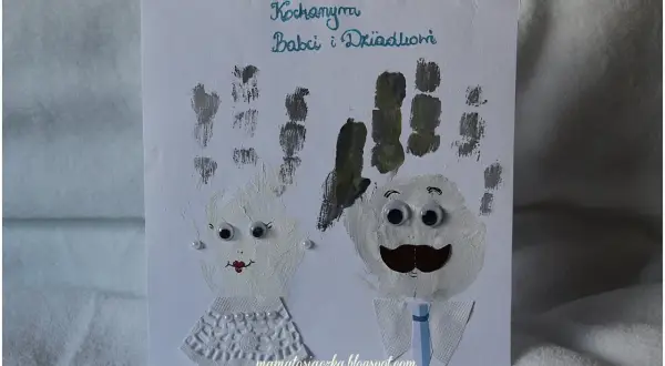 Urocza praca plastyczna babcia i dziadek z odcisków dłoni, ozdobiona koralikami i ruchomymi oczkami.