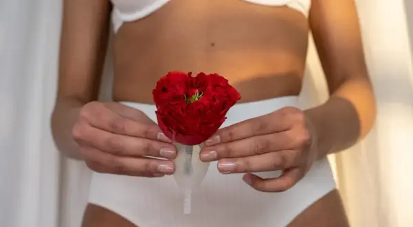 Kiedy wróci okres po porodzie? Wszystko o miesiączce i laktacji