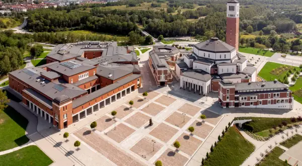 Sanktuarium św. Jana Pawła II w Krakowie z lotu ptaka, z placem i wieżą.