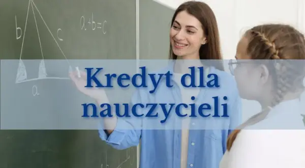 Nauczycielka z uśmiechem tłumaczy coś uczennicy przy tablicy. Napis: Kredyt dla nauczycieli.