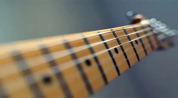 Nastroj gitarę elektryczną: Wszystkie metody + rozwiąż problemy!