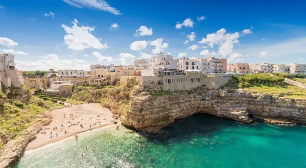 Un borgo bianco a picco sul mare turchese, una spiaggia incastonata tra le rocce. Un vero must-see in Puglia per chi ama panorami mozzafiato.