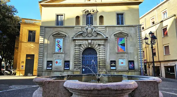 Fontana davanti al Teatro Rossini, luogo che evoca la regione in cui è nato Rossini.